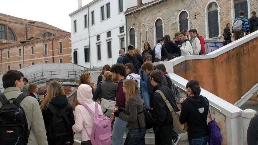 Studenti davanti a scuola