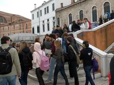 Studenti davanti a scuola