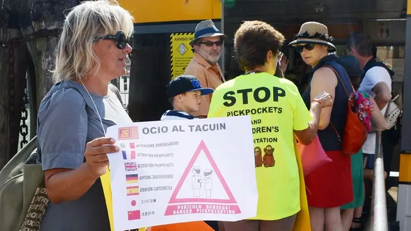 Una protesta contro la presenza di borseggiatori in centro storico