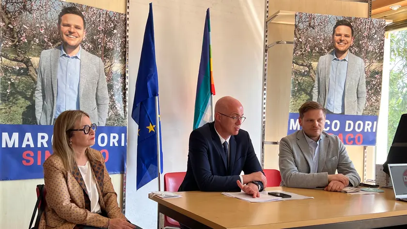 La consigliera M5s Sabrina Cervi, il ministro Federico D'Incà e il candidato sindaco Marco Dori (foto Pòrcile)