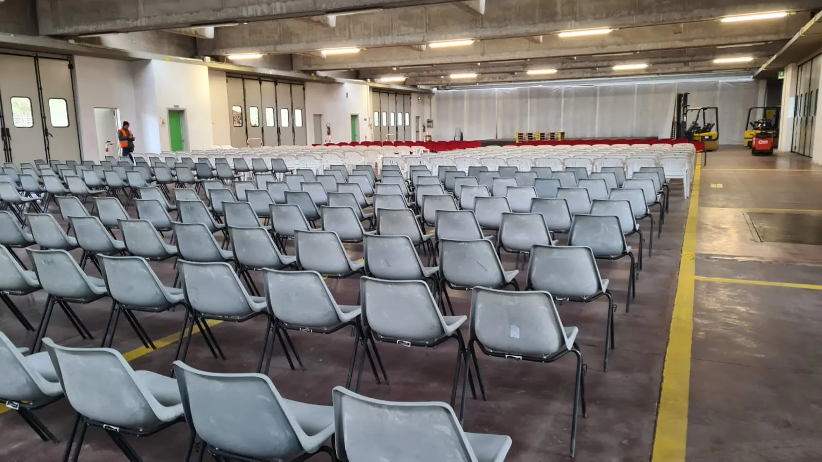 L'allestimento della sala per i funerali della famiglia