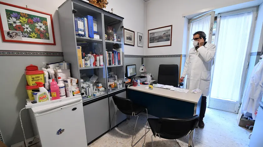 Un medico di base al telefono con un paziente nel suo studio a Roma, 30 ottobre 2020. ANSA / ETTORE FERRARI