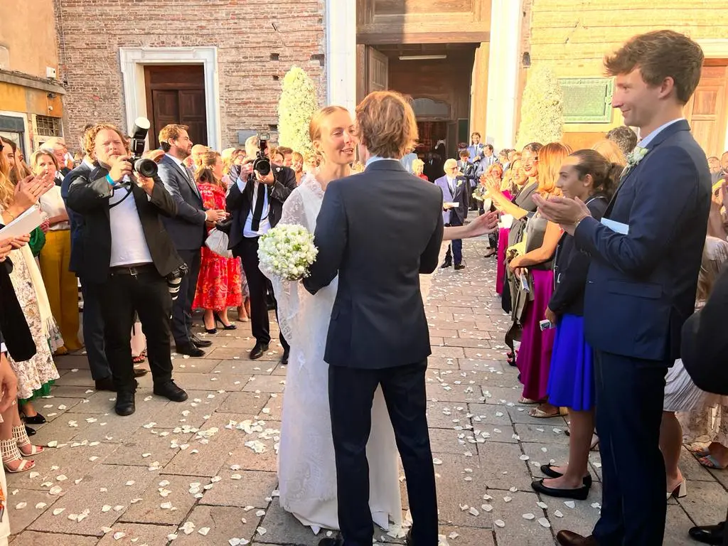 Abito di pizzo, capelli raccolti in uno chignon, la sposa ha detto sì a Pierre Pozzo davanti al vescovo di Parigi. All’uscita dalla chiesa il concerto dei Gipsy kings. Per i duecento ospiti - tra cui l’attrice Salma Hayek - festa a Palazzo Grassi, di proprietá della famiglia Pinault.