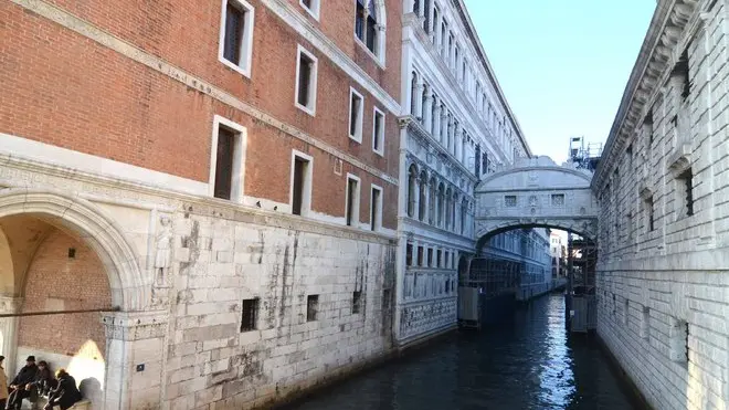 PELLICANI VENEZIA 15.11.2011.- IL PONTE DEI SOSPIRI SCOPERTO DA IMPALCATURE. INTERPRESS