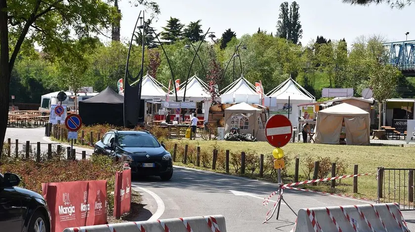 COLUCCI - DINO TOMMASELLA - SAN DONA' DI PIAVE - LE BARRIERE ANTINTRUSIONE POSTE AGLI INGRESSI DELLO STEET FOOD IN PARCO FLUVIALE