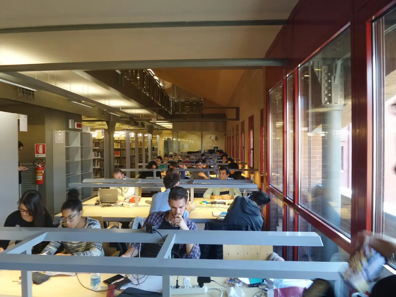 Studenti al lavoro nella nuova biblioteca