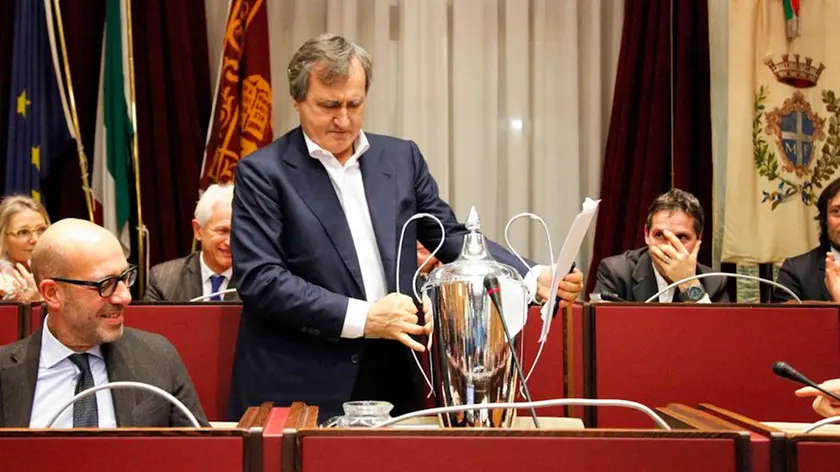 Un consiglio comunale infuocato nel febbraio 2018 sui Pili: il sindaco per polemica deposita la coppa vinta dalla Reyer