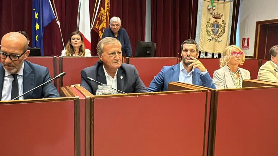 Il sindaco Brugnaro prima dell'avvio della seduta consiliare (foto Lorenzo Pòrcile)