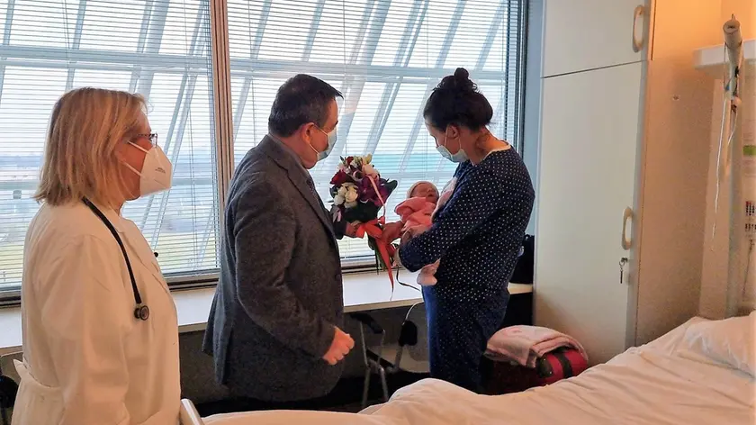 Amelia, la bambina nata all’ospedale dell’Angelo, riceve il mazzo di fiori dal direttore generale Contato