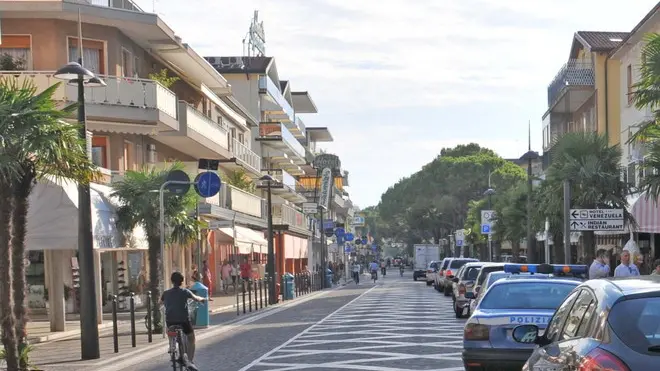 COLUCCI FGAVAGNIN JESOLO RAPINA CON FERITO GIOIELLERIA PIAZZA MARCONI VIA BAFILE IN FOTO POLIZIA SCIENTIFICA E AGENTI DEL COMMISSARIATO FURI DEL NEGOZIO RAPNATO COLUCCI FGAVAGNIN JESOLO RAPINA CON FERITO GIOIELLERIA PIAZZA MARCONI VIA BAFILE IN FOTO POLIZIA SCIENTIFICA E AGENTI DEL COMMISSARIATO FUORI DEL NEGOZIO RAPNATO
