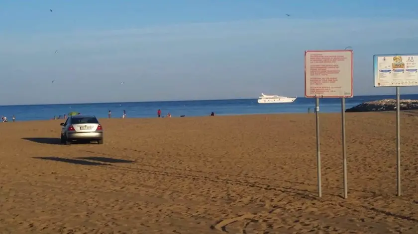 COLUCCI - DINO TOMMASELLA - JESOLO - AUTO IN SPIAGGIA