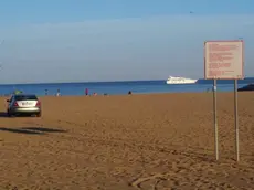 COLUCCI - DINO TOMMASELLA - JESOLO - AUTO IN SPIAGGIA