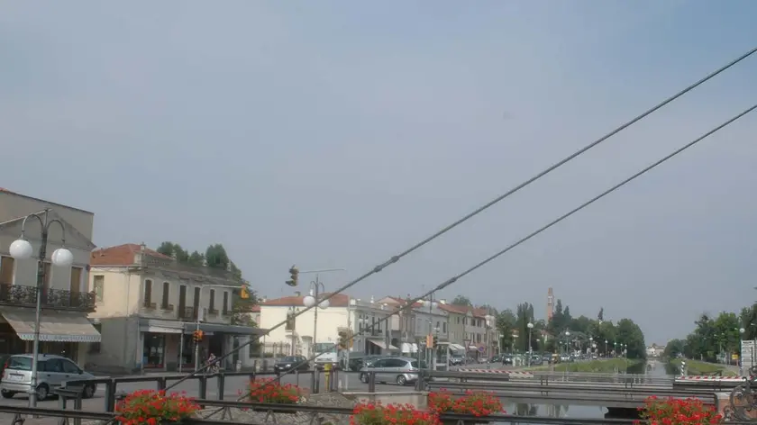 Un ponte mobile sul Naviglio a Mira: nuovi orari, con riduzione degli addetti, e battelli tutti in coda