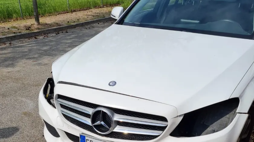 Una Mercedes con i fanali rimossi