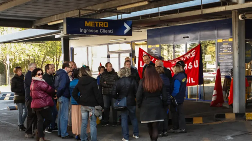 SCIOPERO DIPENDENTI DELLA METRO PER PROTESTARE CONTRO LA CHIUSURA DELLO STABILIMENTO A GENNAIO.