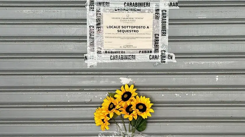 La tabaccheria di piazza Marina, sulla cui serranda sono stati messi dei girasoli