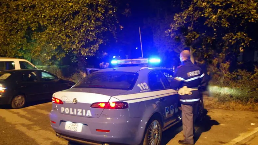 in foto la polizia intervenuta sul parcheggio dove si e' svolto l'agguato..RAPINA PER 30 MILA EURO ALL' IPPODROMO SANT'ARTEMIO IN VIALE FELISSENT - polizia notte..