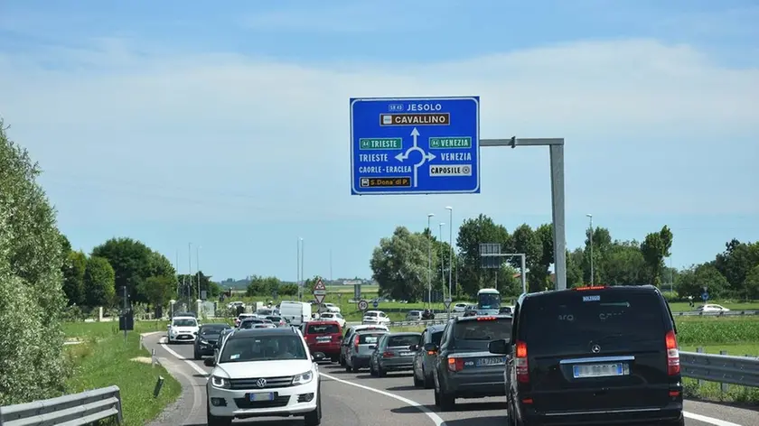 MORSEGO - DINO TOMMASELLA - JESOLO - TRAFFICO SULLE STRADE PER LA SPIAGGIA E PARCHEGGI PIENI GIA' DAL PRIMO MATTINO