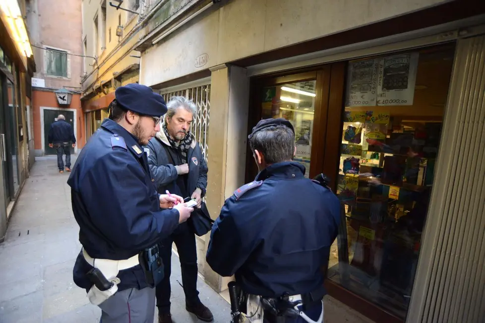 Interpress/M.Tagliapietra Venezia 19.03.2015.- Furto nella Ricevitoria San Bartolomeo, San Marco 5438. Bottino: 1200 euro di grattaevinci, 2400 euro slot machine, un computer portatile. Sopraluogo della Polizia di Stato con il titolare Paolo Tagliapietra ed il figlio Andrea.