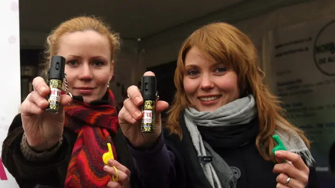 20090305 - MILANO - 8 MARZO: DE ALBERTIS OFFRE A DONNE KIT CON SPRAY URTICANTE. Due ragazze mostrano gli spray che sono contenuti nel Kit difesa rosa in distribuzione gratuitamente in Piazza Cairoli. Niente mimose ma un kit per la sicurezza con tanto di spray urticante anti-aggressore: questo l'omaggio che Carla De Albertis, esponente della formazione Nordestra, offrirà a tutte le donne per la festa dell'8 marzo. ANSA/VINCE PAOLO GERACE/DC