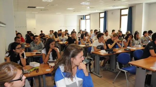 - Gli studenti di economia di Ca' Foscari a lezione ieri al campus di Borgo Ruga