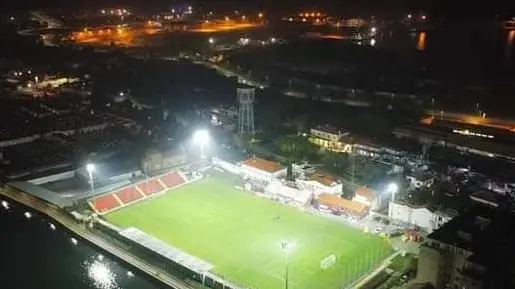 Il colpo d’occhio dello stadio Ballarin illuminato di sera