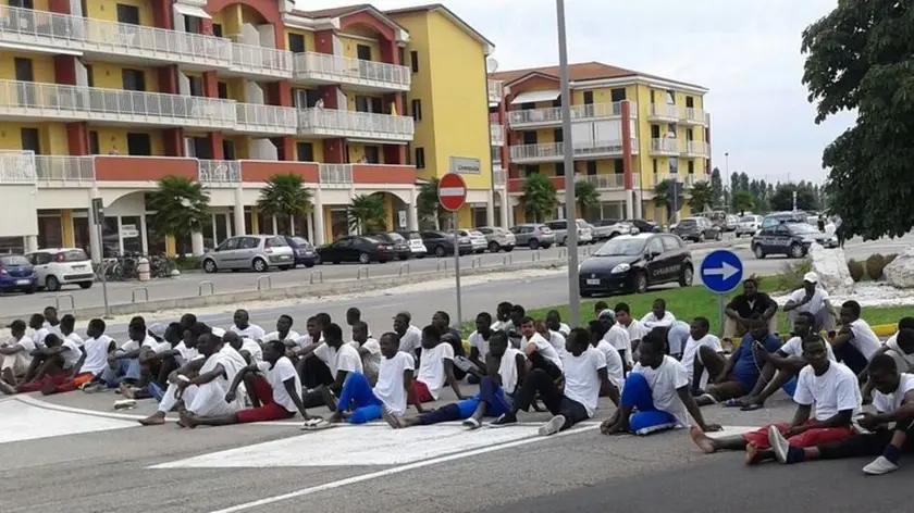 BON - DINO TOMMASELLA - ERACLEA - MANIFESTAZIONE DEI MIGRANTI IN VIA DANCALIA