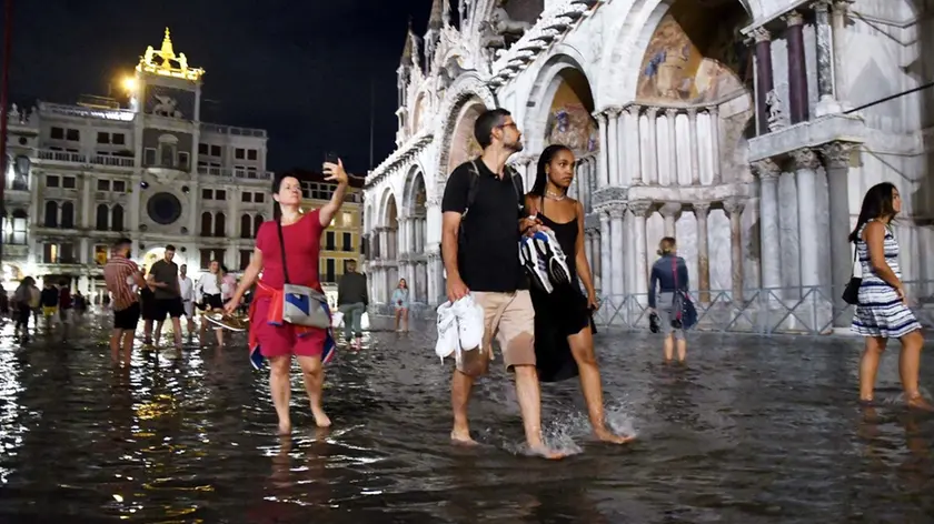 Interpress\M.Tagliapietra Venezia 03.08.2020.- Acqua alta in Piazza San Marco.