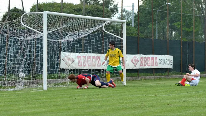 (CRUCCU) GRUARO 06/05/2012 MATTEO BOEM GRUARO (MAGLIA BIANCA) VS PONZANO IL GOL SEGNATO DAL GRUARO