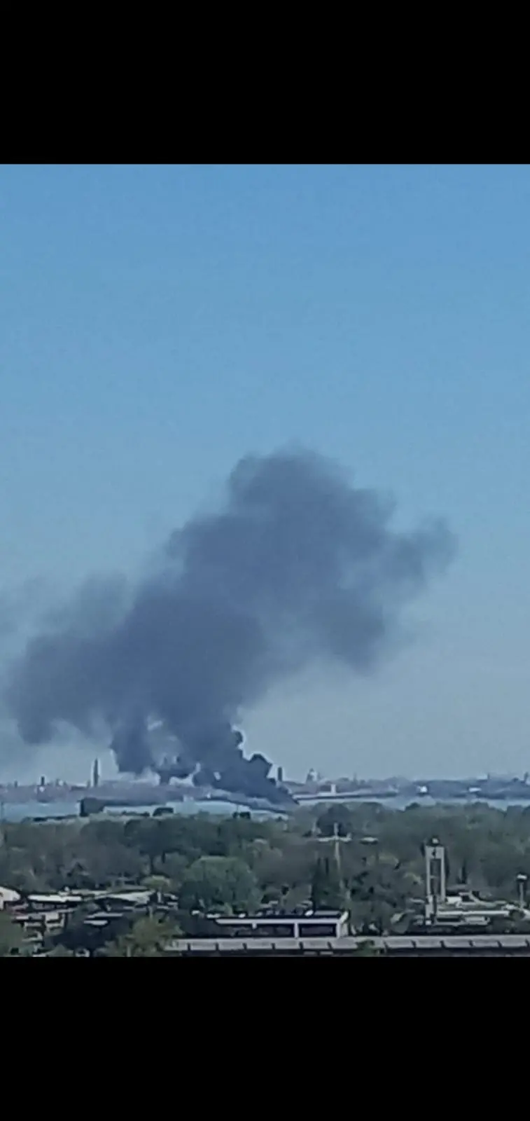 La colonna di fumo vista da via Torino a Mestre
