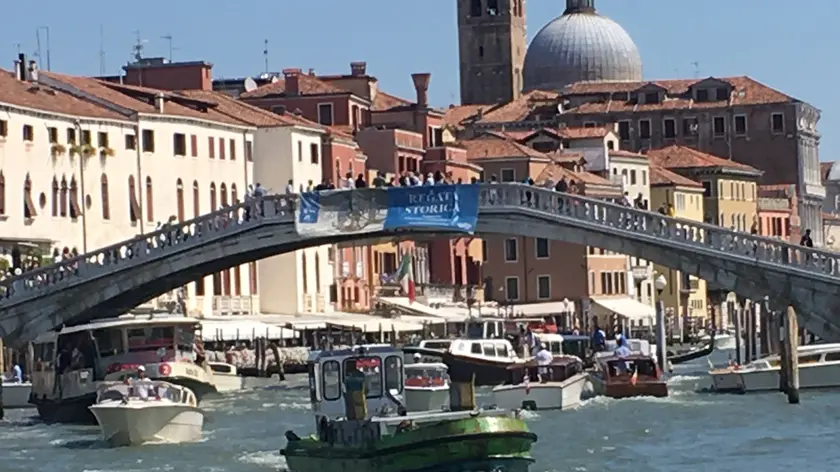 Il ponte degli Scalzi, punto in cui si è verificato lo scontro tra le due imbarcazioni