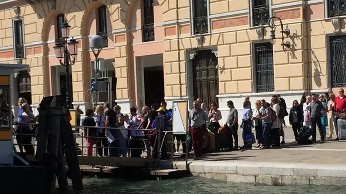 Interpress/ 02.10.17.- Enormi code di gente si formano alla linea 1 ferrovia. Foto archivio