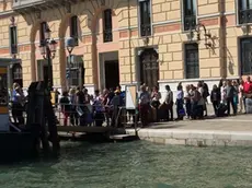 Interpress/ 02.10.17.- Enormi code di gente si formano alla linea 1 ferrovia. Foto archivio