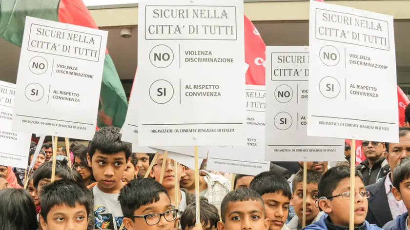 GIORNALISTA: Morsego AGENZIA FOTO: Candussi LUOGO: Mestre DESCRIZIONE: Corteo contro la discriminazione organizzato dalla comunità Bengalese di Venezia per le strade del centro