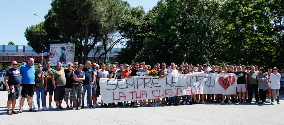 Agenzia Candussi, giornalista Scattolin. Tifosi del Venezia portano omaggi sul luogo del incidente dove ha perso la vita Michael Groppello, uscita tangenziale Marghera chiusa al traffico.