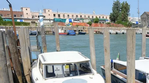 Interpress/M.Tagliapietra Venezia 01.07.2013.- Rapina ad un Blindato con una barca in Rio della Scomezzera, Sant'Andrea, Piazzale roma. La Barca della Civis in Questura.