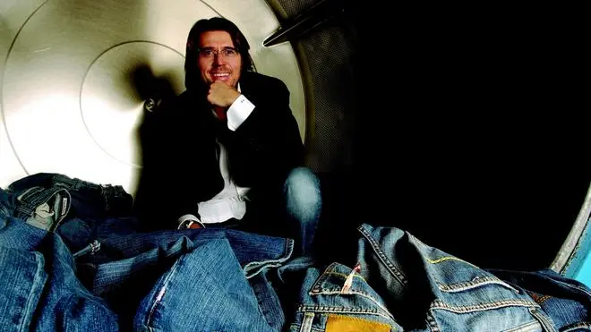 - STILE VENETO Nicola Bardelle (40 anni) in mezzo ai suoi jeans griffati Jacob Coh‰n L'azienda punta a chiudere il 2008 con 30 milioni di ricavi