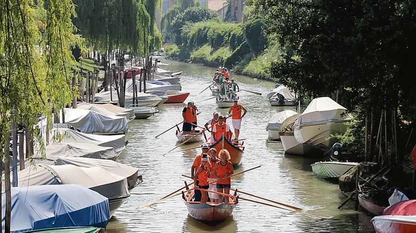 Il tratto dell’Osellino vicino al centro di Mestre e una regata del 2018