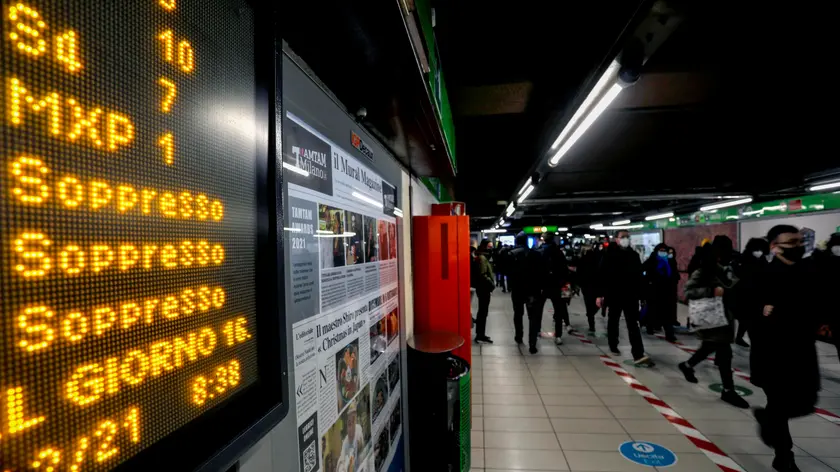 Passeggeri alla stazione Cadorna dove i treni regionali sono stati soppressi nel giorno dello sciopero generale, Milano, 16 dicembre 2021. ANSA/MOURAD BALTI TOUATI