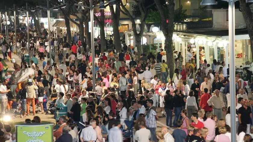 piazzetta casa bianca - - Via Bafile piena di gente venerdi' dopo mezzanotte nel cuore della prima notte bianca a Jesolo C'erano anche molte famiglie con bambini e carozzine al seguito (fotoservizio Gavagnin)