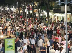 piazzetta casa bianca - - Via Bafile piena di gente venerdi' dopo mezzanotte nel cuore della prima notte bianca a Jesolo C'erano anche molte famiglie con bambini e carozzine al seguito (fotoservizio Gavagnin)