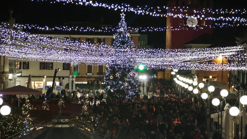 Foto Agenzia Candussi/ Morsego/ Mestre/Panoramica di Piazza Ferretto con le luci natalizie