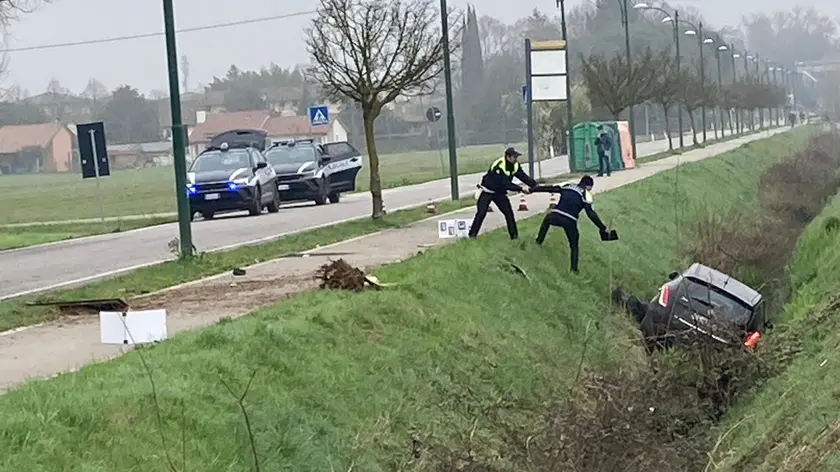 L'auto sbandata sul fossato
