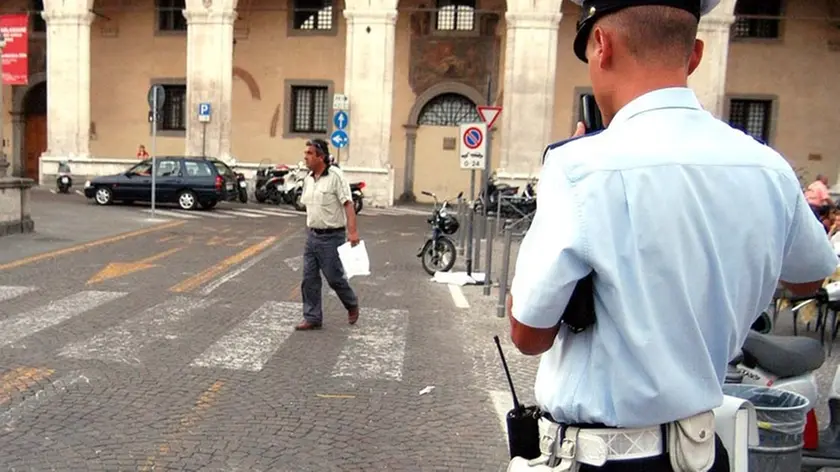 PD 07 settembre 2004 G.M. Piazza Duomo, porfido fatto schizzare via da un autobus. Rilevamenti della Polizia Municipale. (CARRAI) Piazza Duomo, porfido fatto schizzare via da un autobus - Carrai