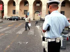 PD 07 settembre 2004 G.M. Piazza Duomo, porfido fatto schizzare via da un autobus. Rilevamenti della Polizia Municipale. (CARRAI) Piazza Duomo, porfido fatto schizzare via da un autobus - Carrai