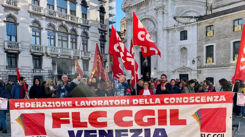 La manifestazione della scuola a Venezia