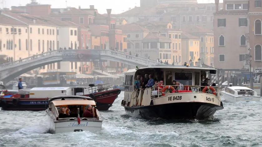 Interpress/Mazzega De Rossi Venezia, 21.10.2014.- Traffico in Canal Grande.-