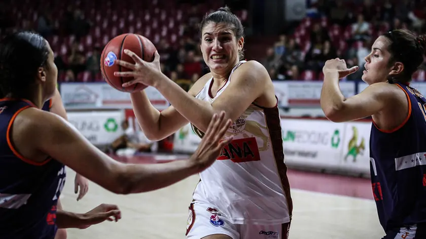 Agenzia Candussi - CRUCCU - MESTRE VIA VENDRAMIN - MESTRE BASKET FEMMINILE REYER(BIANCO) VS TORINO(BLU).IN AZIONE LA NUMERO 18 DELLA REYER MADERA.