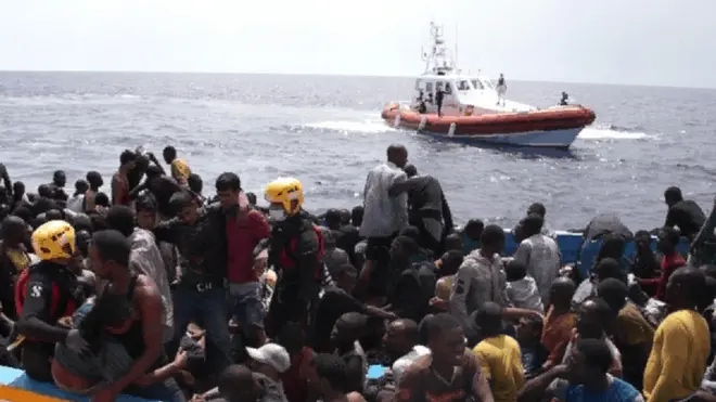 Il fermo immagine tratto oggi 05 agosto 2011 da un video della Guardia Costiera mostra un momento delle operazioni di soccorso ai migranti del barcone giunto ieri a Lampedusa. Il quadro dell'ultima tragedia del mare, avvenuta al largo delle coste libiche, comincia a delinearsi con maggiore precisione dopo le testimonianze dei sopravvissuti raccolte dalle organizzazioni umanitarie. Le vittime sarebbero un numero compreso tra venti e trenta. ANSA/FERMO IMMAGINE GUARDIA COSTIERA +++EDITORIAL USE ONLY - NO SALES+++