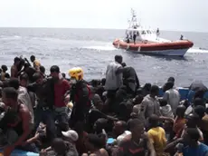 Il fermo immagine tratto oggi 05 agosto 2011 da un video della Guardia Costiera mostra un momento delle operazioni di soccorso ai migranti del barcone giunto ieri a Lampedusa. Il quadro dell'ultima tragedia del mare, avvenuta al largo delle coste libiche, comincia a delinearsi con maggiore precisione dopo le testimonianze dei sopravvissuti raccolte dalle organizzazioni umanitarie. Le vittime sarebbero un numero compreso tra venti e trenta. ANSA/FERMO IMMAGINE GUARDIA COSTIERA +++EDITORIAL USE ONLY - NO SALES+++